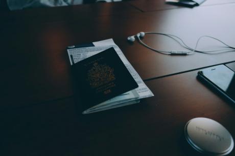 Pasaporte y auriculares listos para un viaje internacional