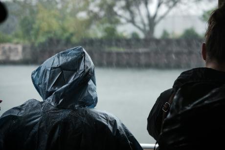 Persona con poncho azul bajo la lluvia