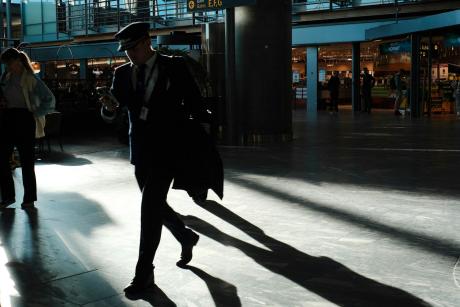 Viajero en un terminal de aeropuerto moderno e iluminado