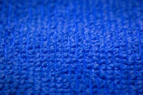Detalle de la textura de una toalla de microfibra azul