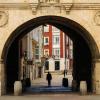 La imagen muestra un arco arquitectónico en Burgos, España