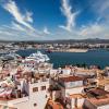Vista panorámica de Santa Eulalia del Río, en Ibiza, España
