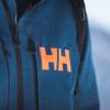 La chaqueta ultraligera Helly Hansen que muchos llevan en avión porque abriga sin pesar