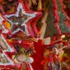 Adornos de Navidad en un mercadillo de Alsacia