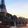 Barco panorámico por el Sena con monumentos de París al fondo