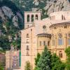 Monasterio de Montserrat entre las montañas