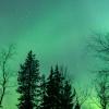 Aurora boreal sobre el paisaje nocturno de Laponia