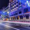Iluminación navideña azul sobre la Gran Vía de Madrid al anochecer