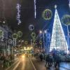 Árbol y decoraciones de luces navideñas en una calle de Vigo