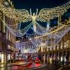 Ángeles luminosos de Navidad sobre Regent Street en Londres
