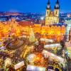 Mercado navideño de la Plaza de la Ciudad Vieja de Praga al anochecer