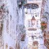 Calle de Estrasburgo decorada con ramas blancas y adornos navideños