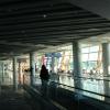 Viajero con equipaje en una pasarela de aeropuerto