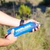 Botella de agua flexible MARLOAR sostenida con las manos al aire libre