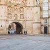 Arco de Santa María de Burgos y plaza de acceso al casco histórico
