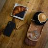 Teléfono sobre una mesa de cafetería