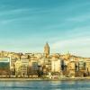 Estambul y la torre de Gálata junto al agua