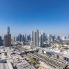 Panorámica horizontal de edificios y carreteras en Dubái
