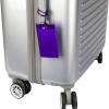 Etiqueta morada TravelMore sujeta a una maleta plateada