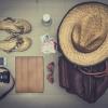 Objetos de viaje, mapa y accesorios preparados sobre una mesa