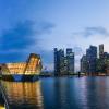 Marina Bay y los edificios de Singapur al anochecer