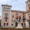 Plaza de la Villa de Madrid con la estatua de Álvaro de Bazán y sus edificios históricos