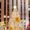 Visitantes fotografiando el árbol navideño de Rockefeller Center en Nueva York