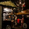 Puestos y visitantes en el mercado navideño de Vörösmarty tér en Budapest