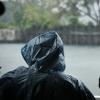 Persona con poncho azul bajo la lluvia