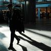 Viajero en un terminal de aeropuerto moderno e iluminado