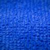 Detalle de la textura de una toalla de microfibra azul